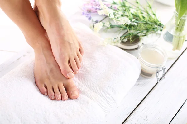 Suiker plakken, verzorging van vrouwelijke benen — Stockfoto