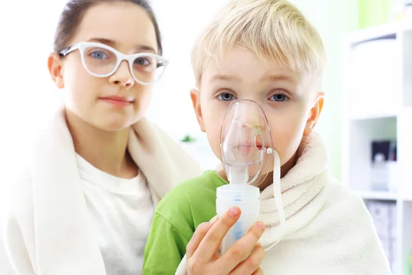 Cold or flu? Siblings inhalation during home treatment — Stock Photo, Image