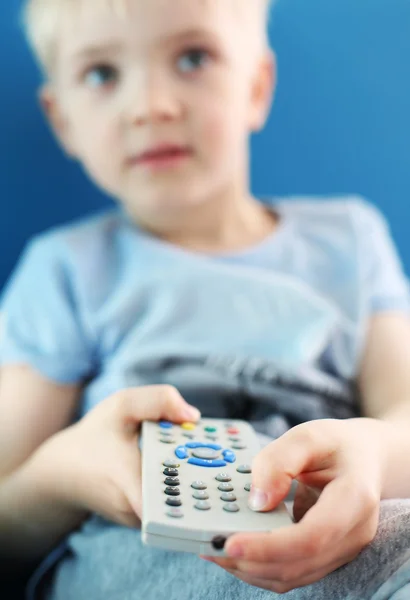 I love television. A child with a TV remote control — Stock Photo, Image