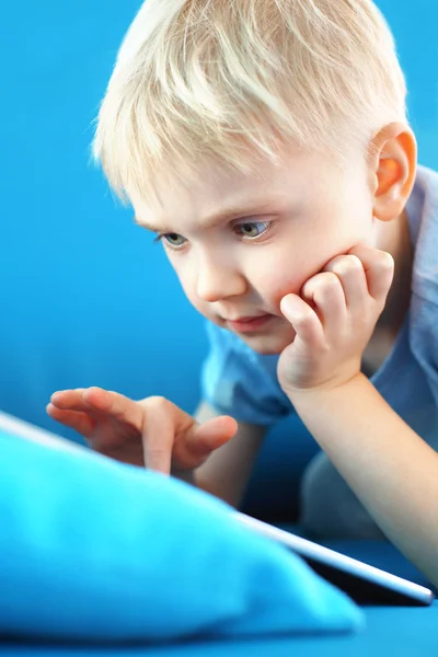 Child playing online games — Stock Photo, Image