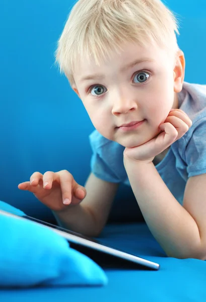 Small child and tablet — Stock Photo, Image