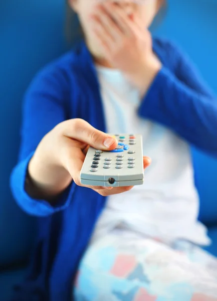 Verveelde tiener televisie kijken — Stockfoto