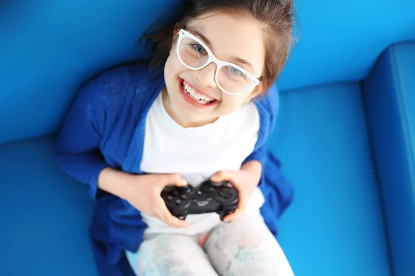 Ik ben dol op spelen! Kind spelen videogame — Stockfoto