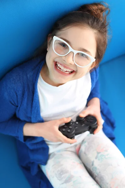 Κορίτσι παίζει ένα παιχνίδι βίντεο, χαλάρωση και διασκέδαση — Φωτογραφία Αρχείου