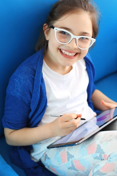 Kind spelen met tablet — Stockfoto