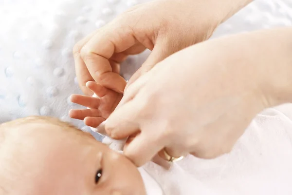 Mutter kleidet Neugeborenes ein — Stockfoto