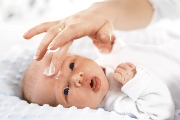 Hautpflege für Neugeborene — Stockfoto