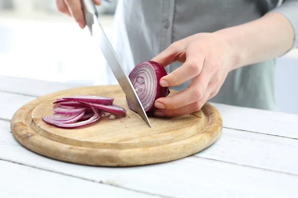 Cutting the onion into slices