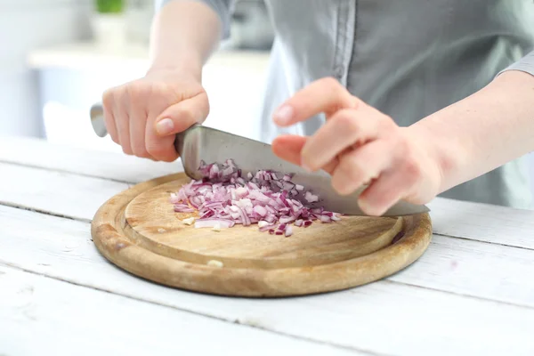 Taglio di cipolle per insalate — Foto Stock