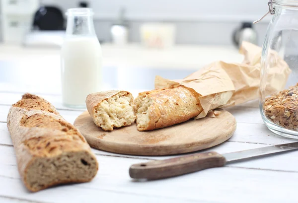 Завтрак, хлеб и молоко — стоковое фото