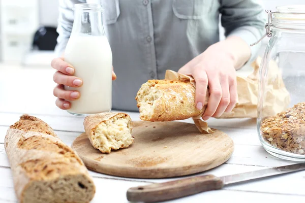 Petit déjeuner sain, pain et lait — Photo