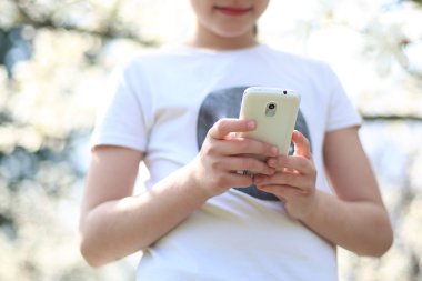 Çocuk bir uygulama telefonunuzda kullanır.