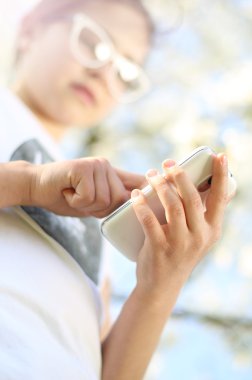 Çocuk sms gönderir.