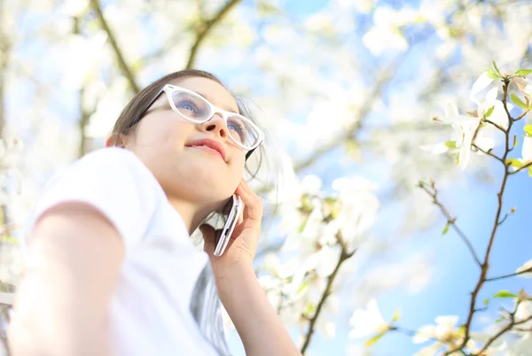 Menina com telefone móvel — Fotografia de Stock