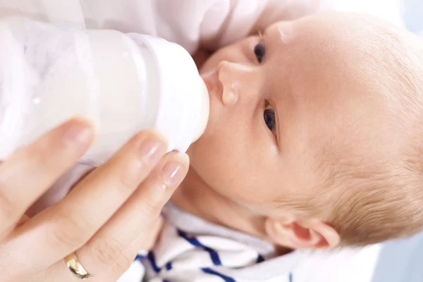 Mãe está alimentando bebê recém-nascido — Fotografia de Stock