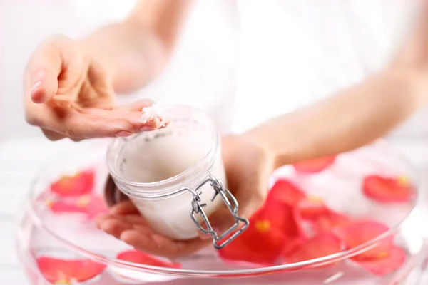 Skönhetssalong, manikyr med händer peeling — Stockfoto