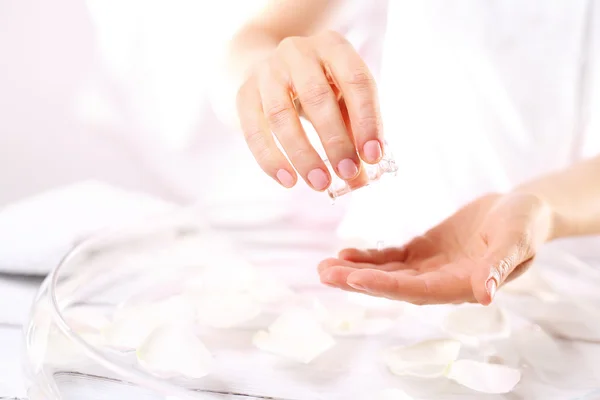 Manicure, beleza natural das mãos das mulheres — Fotografia de Stock