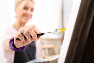 Tuvale resim yapmak.