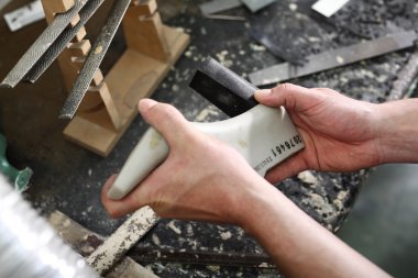 Shoemaker'ın atölye, topuklu ekleme