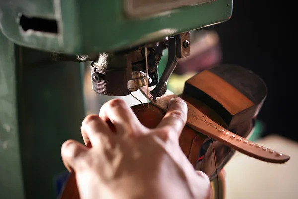 Shoemaker šije boty — Stock fotografie