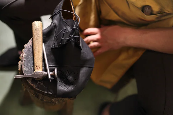 Sapateiro costura sapatos — Fotografia de Stock