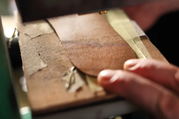 Shoemaker šije boty — Stock fotografie