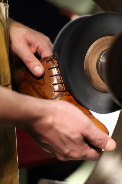 Shoemaker sews shoes — Stock Photo, Image