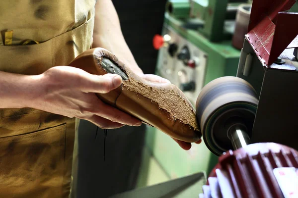 Shoemaker šije boty — Stock fotografie