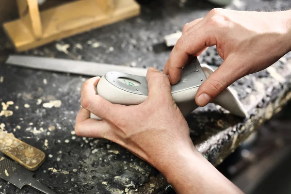 Shoemaker sews shoes — Stock Photo, Image