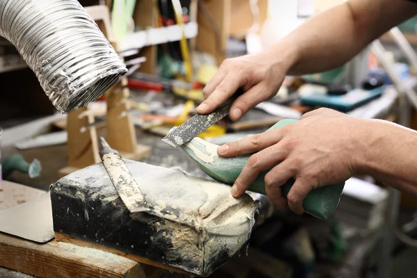 Shoemaker šije boty — Stock fotografie