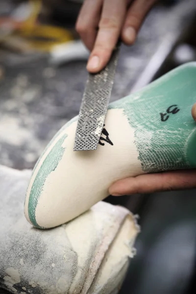 Чоботар шиє взуття — стокове фото