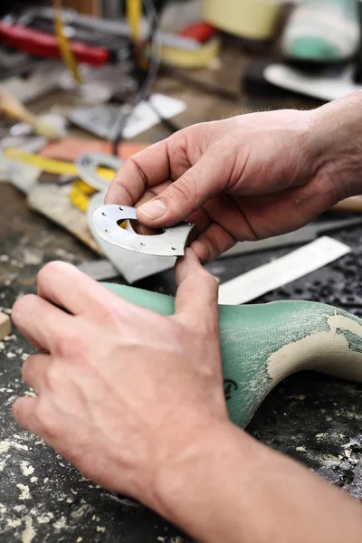 Scarpe che formano, eleganza classica cucita con un calzolaio — Foto Stock