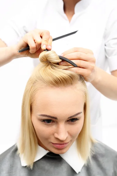 Hairdresser combing woman — Stock Photo, Image