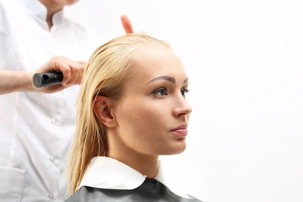 Clipping, combing woman at the hairdresser — Stock Photo, Image