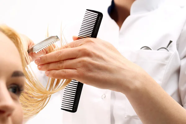 No salão de cabeleireiro, corte de cabelo — Fotografia de Stock
