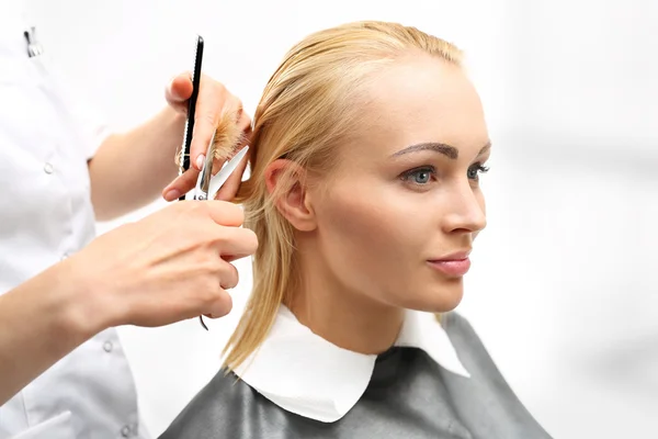 Женщина у парикмахера — стоковое фото
