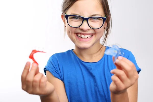 Niño con aparato de ortodoncia . — Foto de Stock