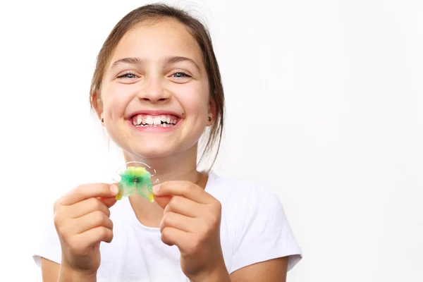 Kind met orthodontische toestel. — Stockfoto