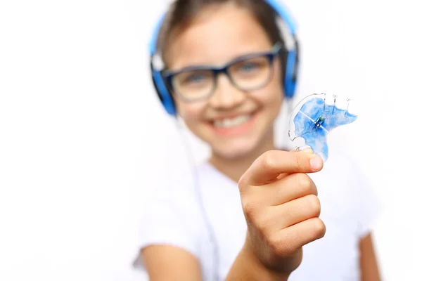 Ein Teenager-Mädchen mit Zahnspange — Stockfoto