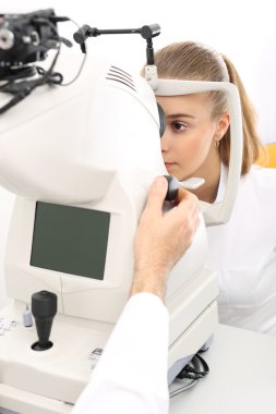 Göz doktoru, hastanın çalışma gözde