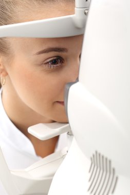 Kabine oftalmik göz muayenesinde.