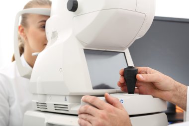 Göz, göz doktoru hastayla basıncı