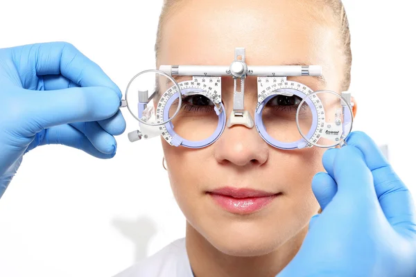 Tratamento preventivo do estrabismo, seleção de lentes corretivas . — Fotografia de Stock