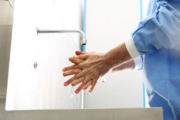 El doctor desinfecta sus manos.. —  Fotos de Stock
