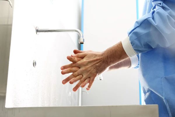 De dokter desinfecteert zijn handen.. — Stockfoto