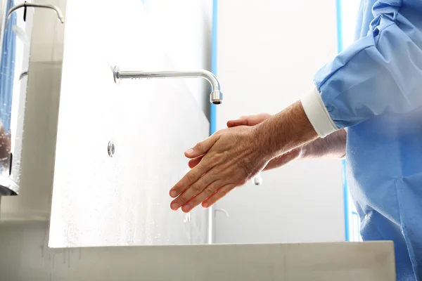 Der Arzt wäscht sich die Hände. — Stockfoto