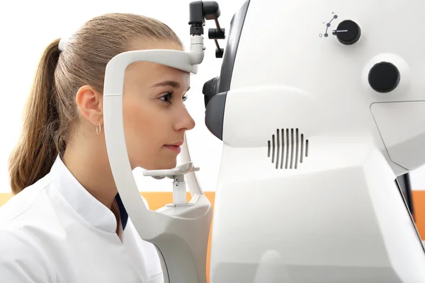 Oftalmologista feminina, defeitos de visão assistida por computador, seleção de lentes de contato . — Fotografia de Stock