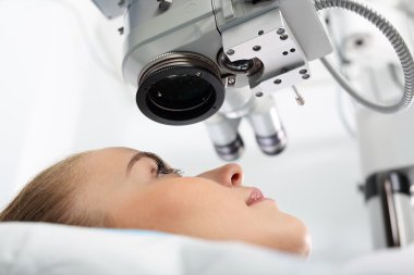 Göz Kliniği, lastik eldiven üzerinde empoze göz doktoru.