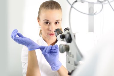 Göz Kliniği, lastik eldiven üzerinde empoze göz doktoru.