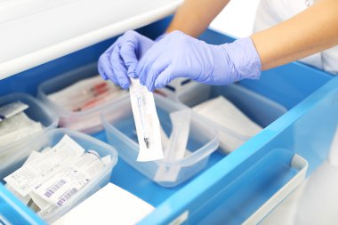 İğne ve şırınga, Doktor enjeksiyon hazırlar